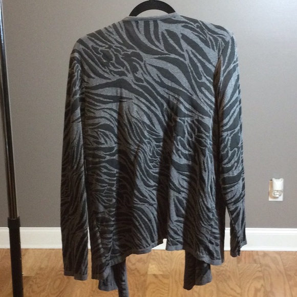 1X Dana Buchman Woman gray zebra print open wrap sweater - Picture 2 of 14
